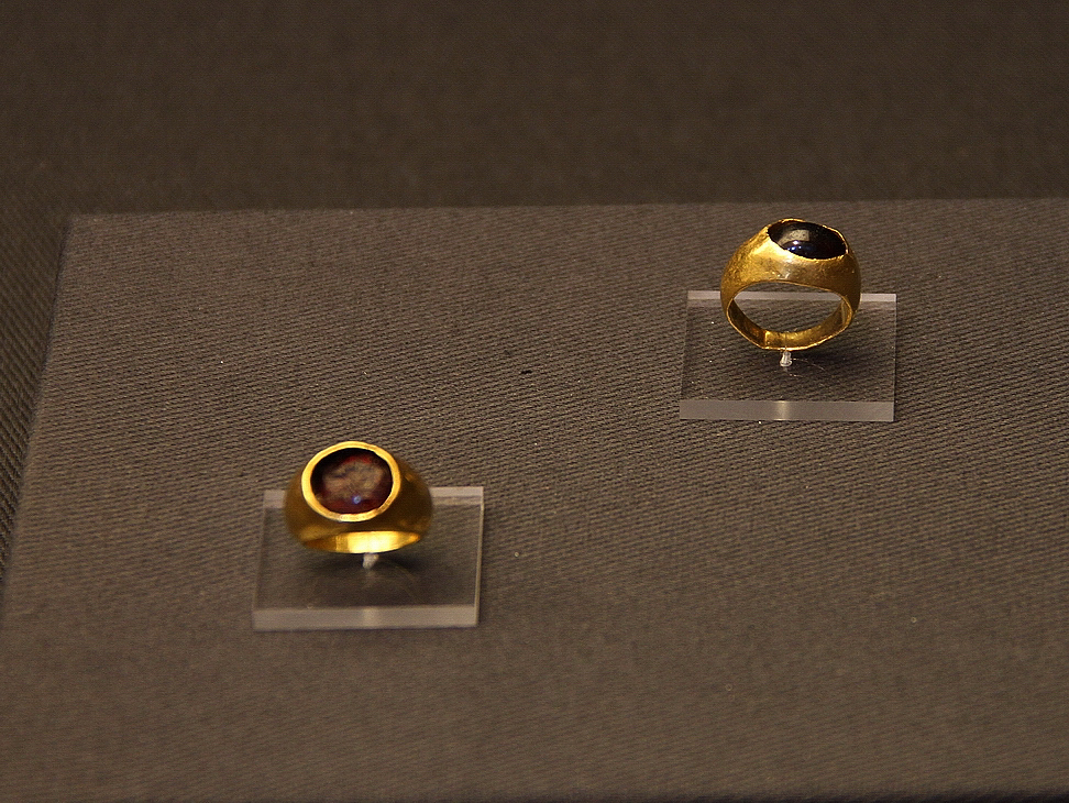 Tesori Albania_A_11.JPG - Anelli - Oro e corniola - Dyrrhachion, III secolo a.c.